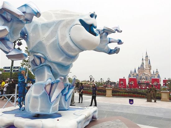 多文鎮冰雪巨人主題花車